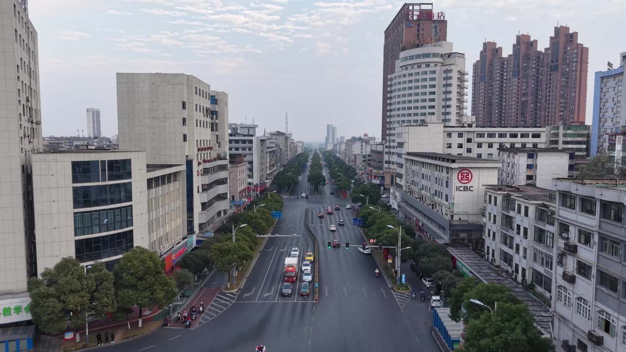 城市街道的繁忙景象