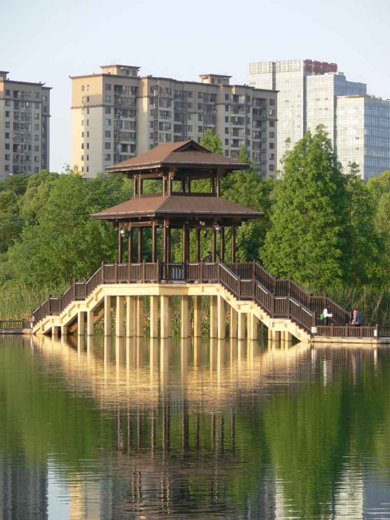 湖边小亭