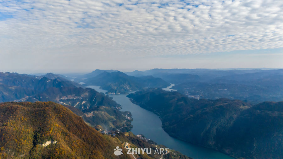 山湖秋色航拍图