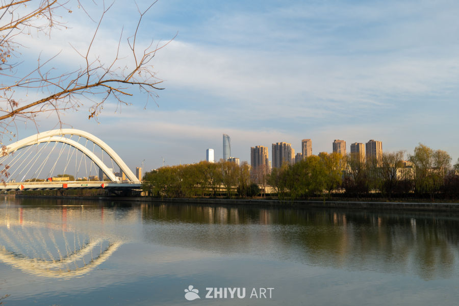 拱桥映水的城市晨景