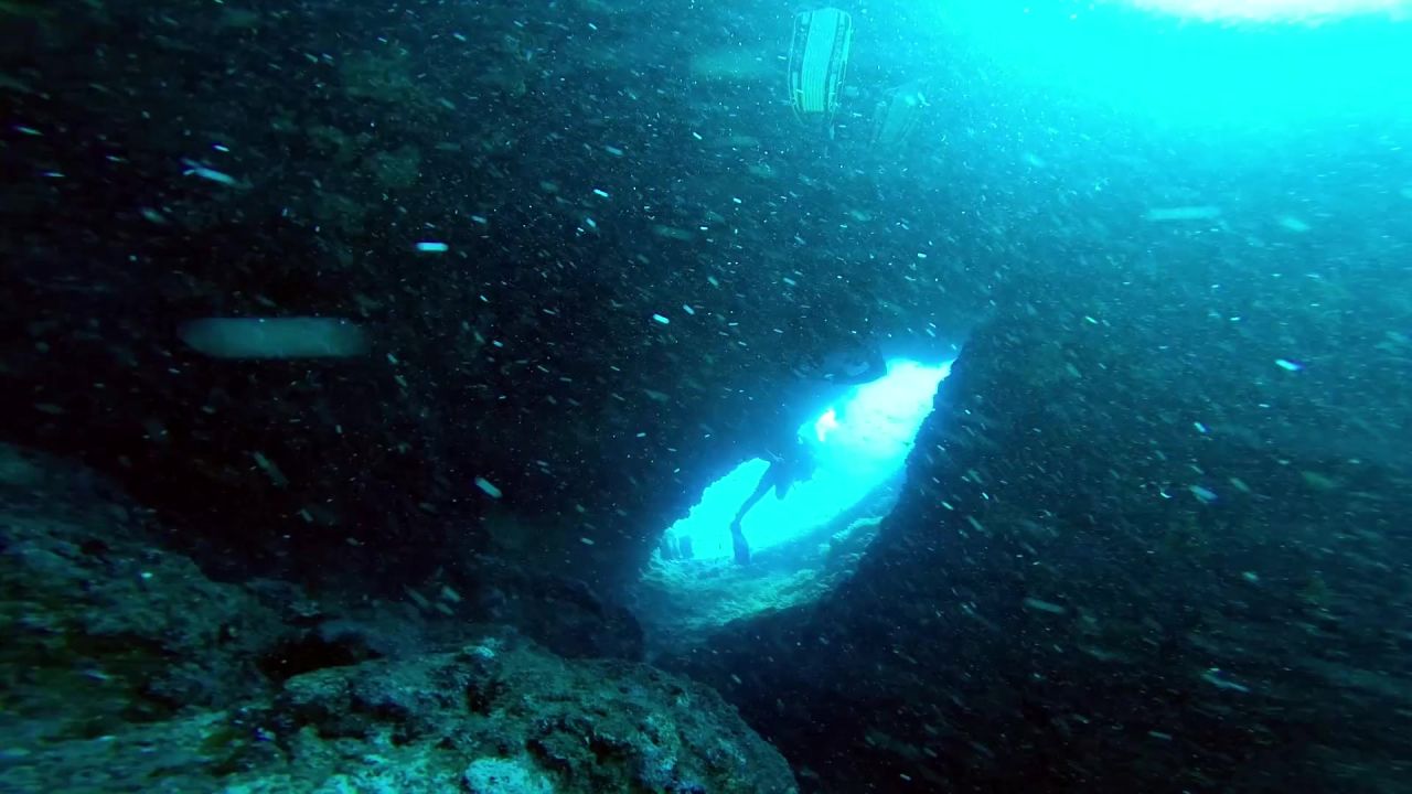 水肺潜水跳水洞穴