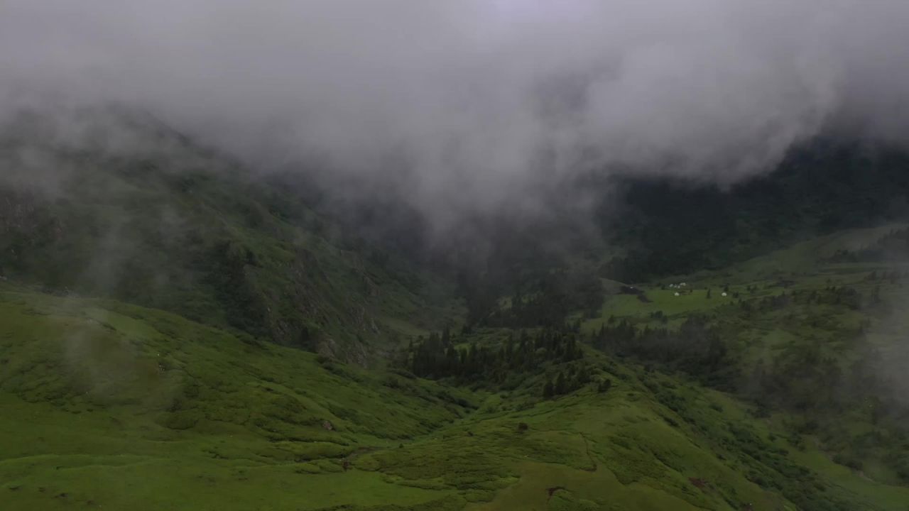新疆山间迷雾