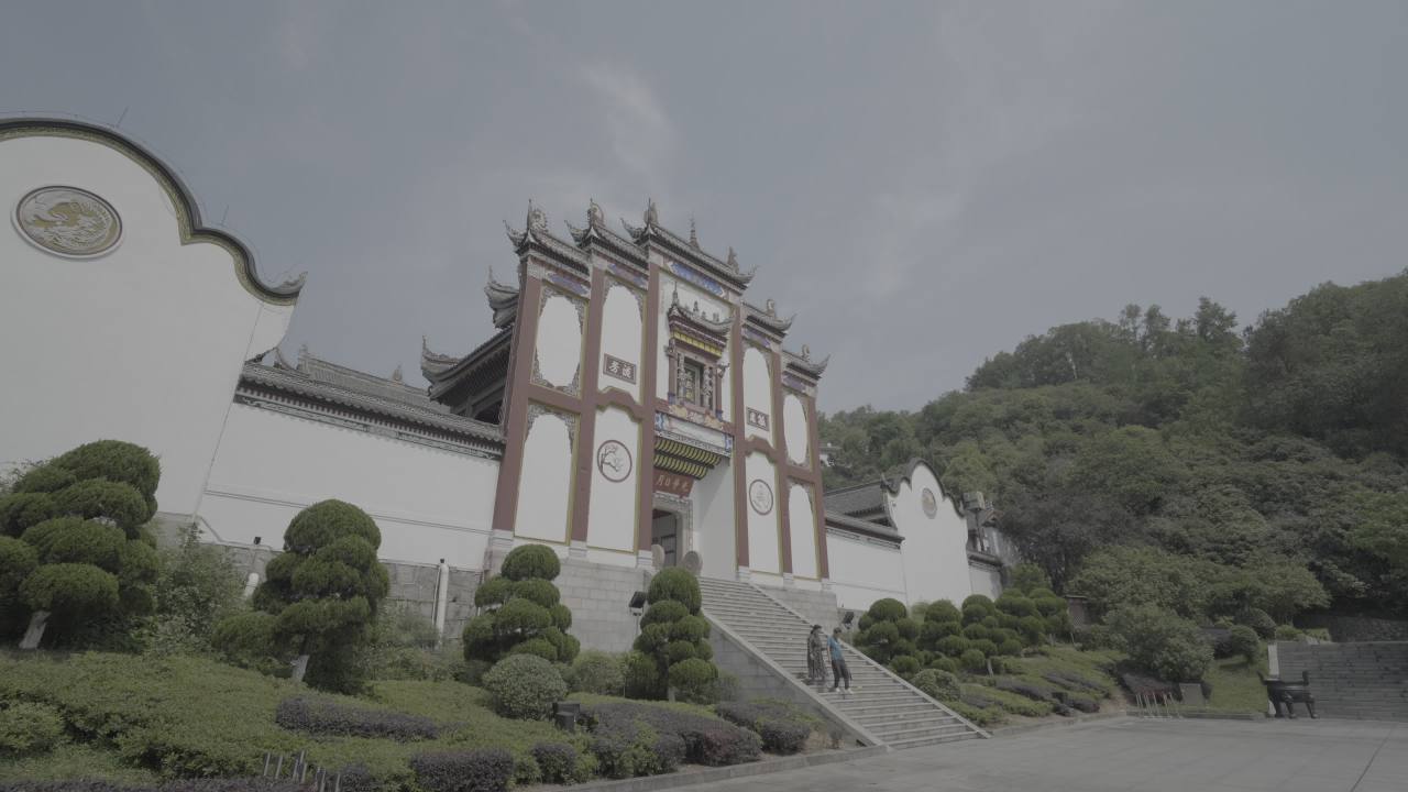 古建筑前的宁静时光