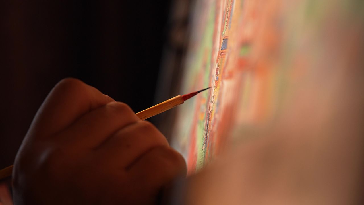 唐卡艺人创作过程