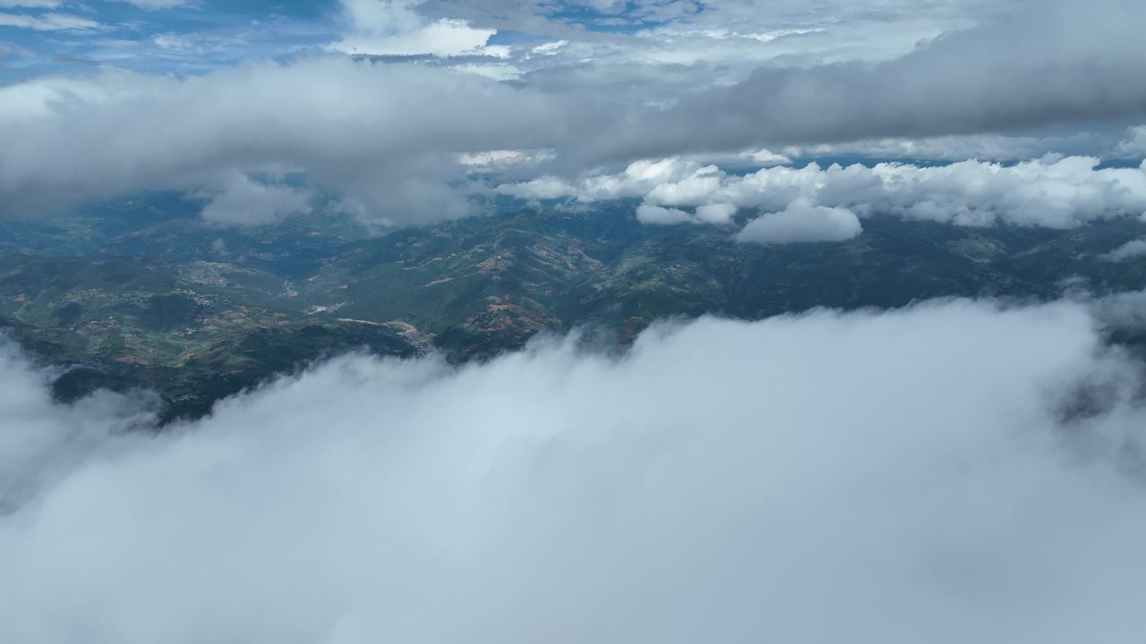 云层之上俯瞰山谷