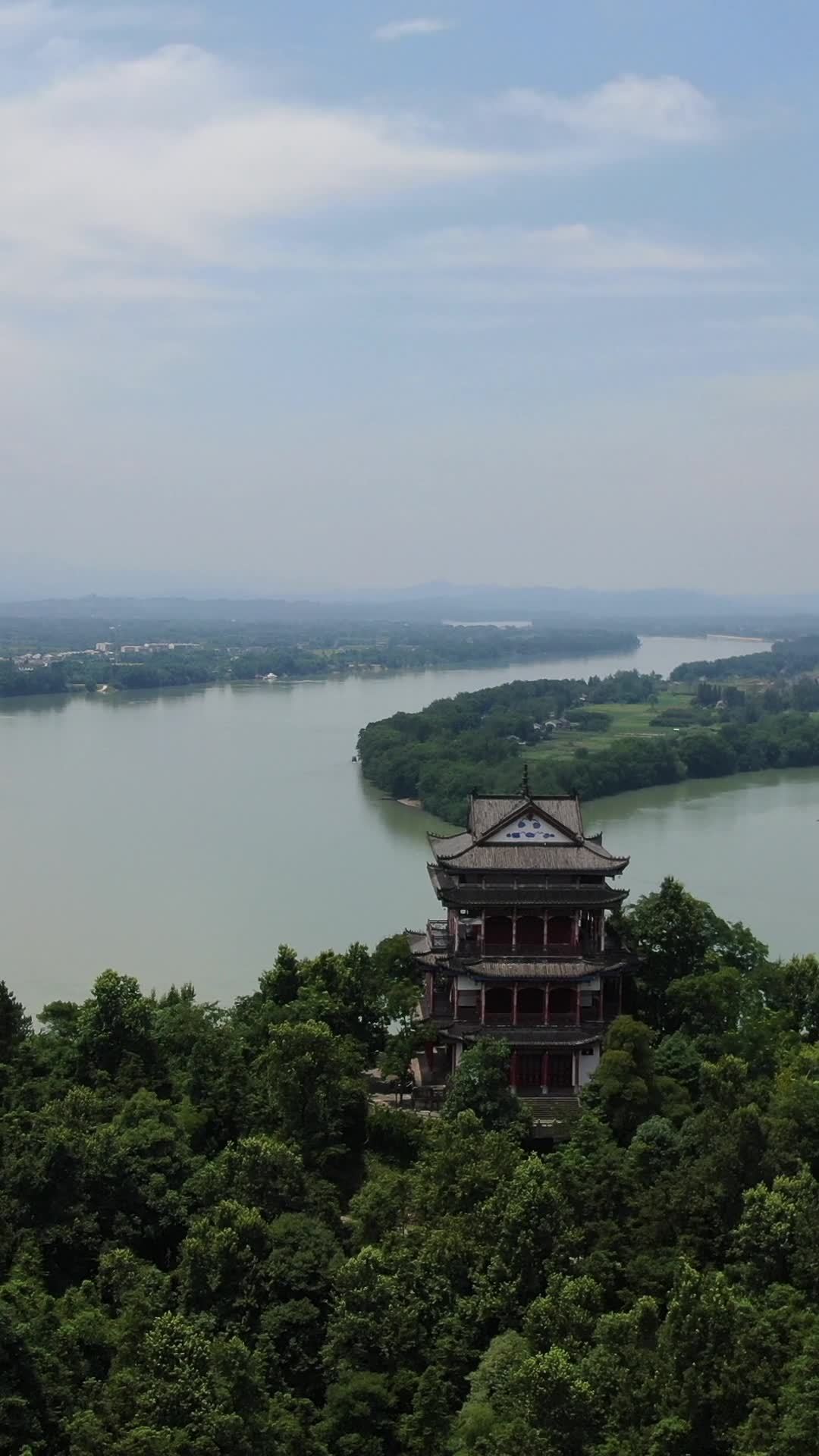 古塔静谧山水间
