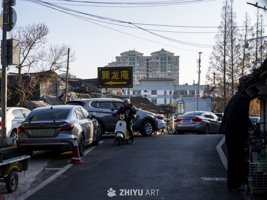 城市街角的日常景象