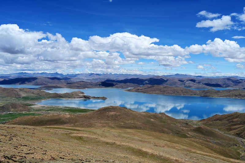 西藏山南鲁日拉观景台远观羊卓雍措千岛之湖