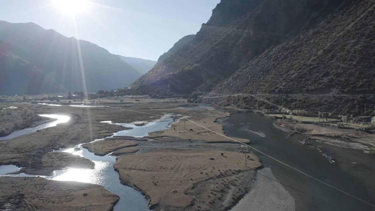 西藏秋季山间湖泊全景