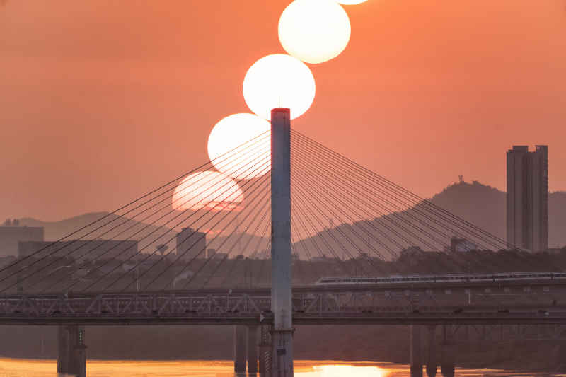 高铁火车大桥同框悬日