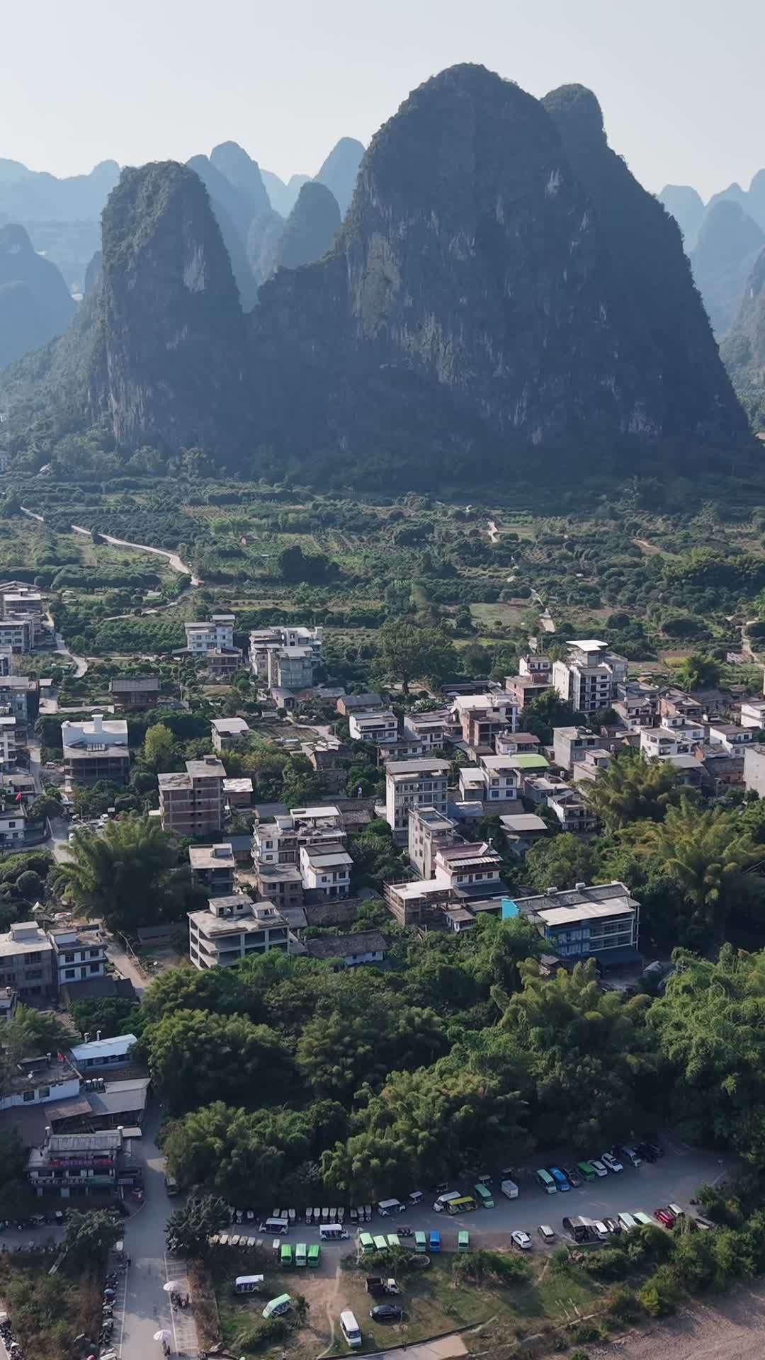 竖版航拍广西桂林阳朔兴坪山水风光漓江 (3)