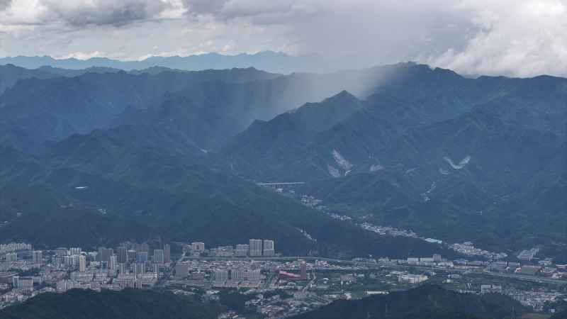老君山航拍多云金顶 3