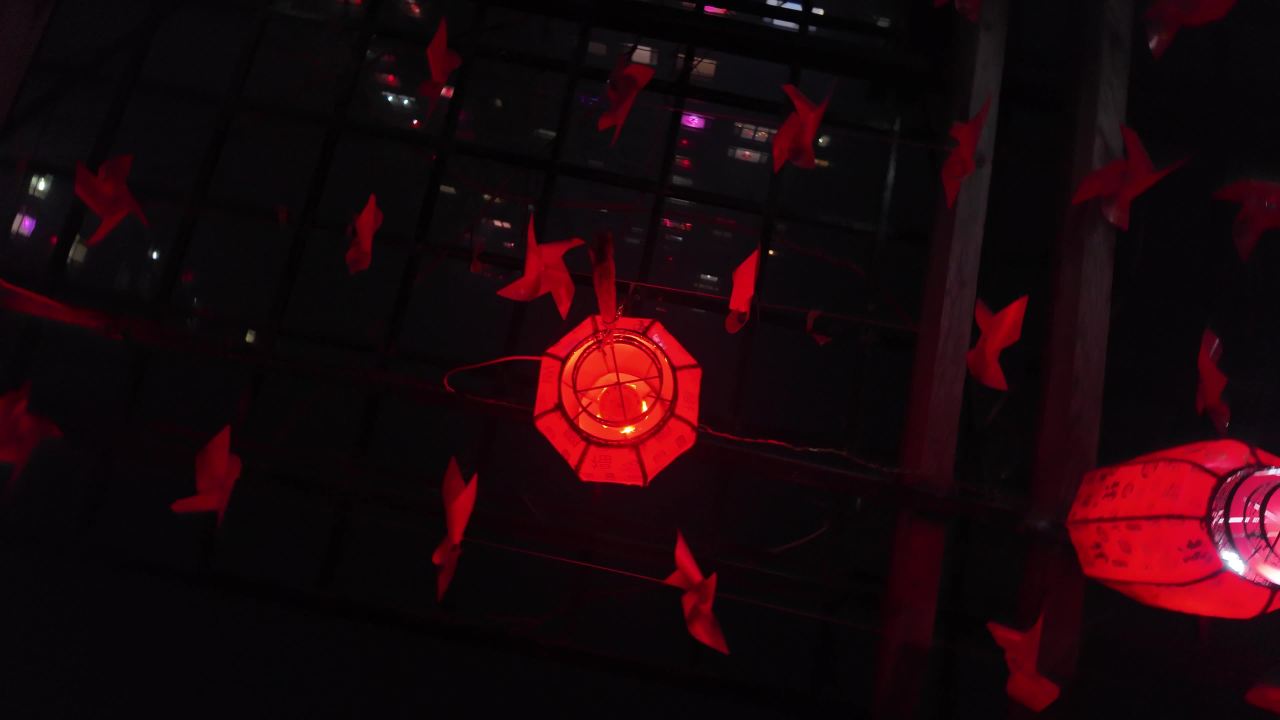 夜幕下的红灯笼与纸鹤