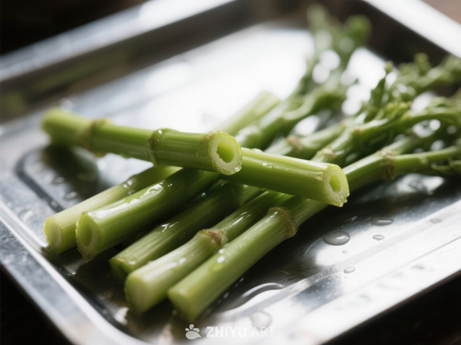 新鲜芦笋放置在金属盘中 520