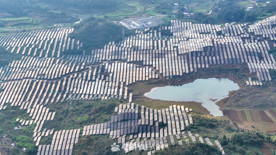 航拍贵州山区光伏发电站 新能源发电 4
