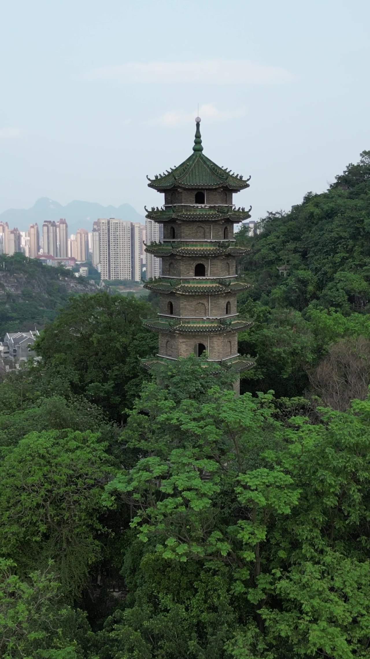 古塔与城市的和谐共存