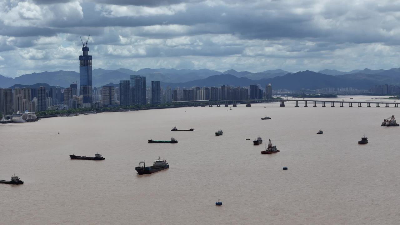 城市河畔的繁忙景象