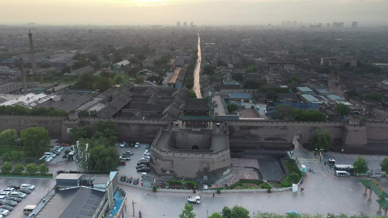 古城夕阳下的宁静时光
