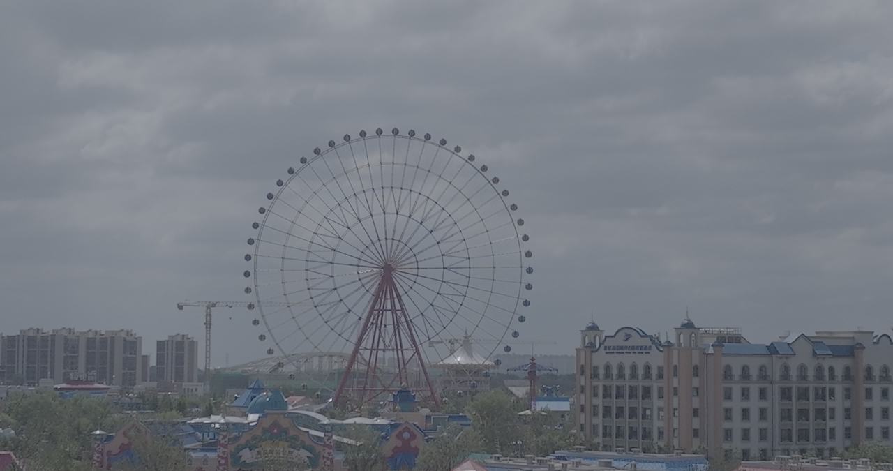 阴天下的摩天轮与游乐园