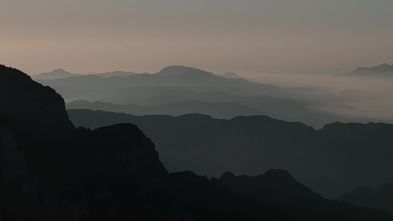 晨曦中的山峦