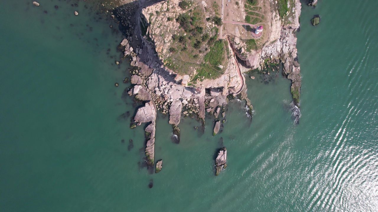 大海海洋沙滩礁石海岛自然风光航拍