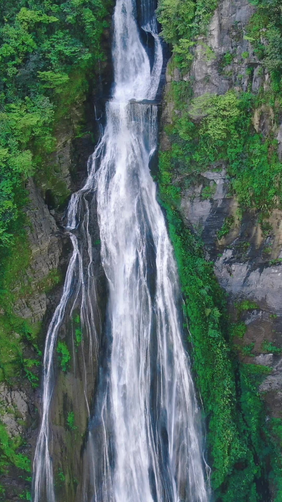 自然风光高山流水瀑布竖屏