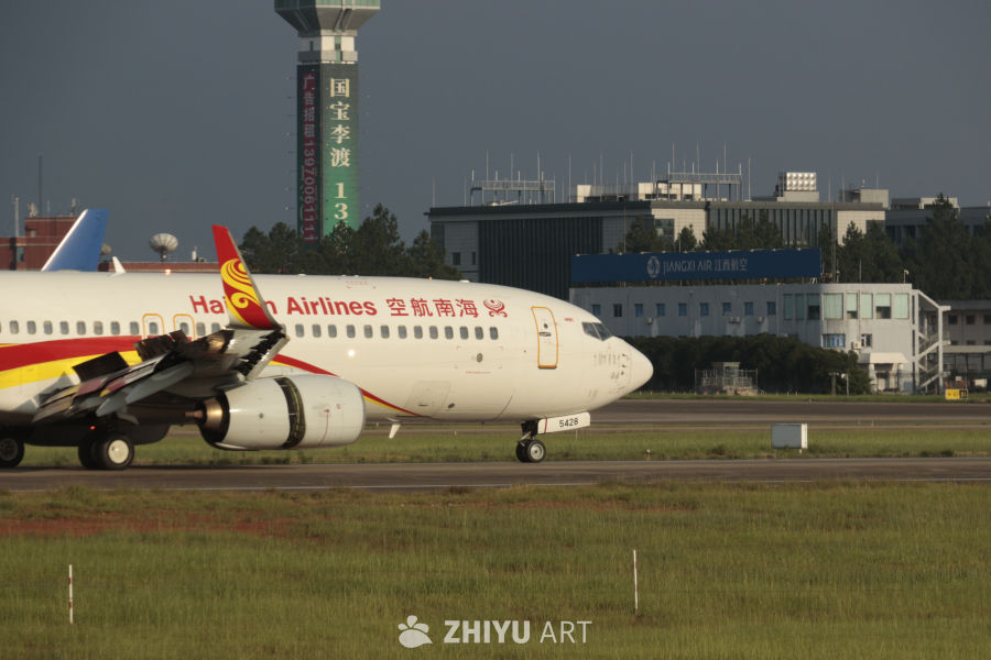 海南航空飞机在机场跑道上