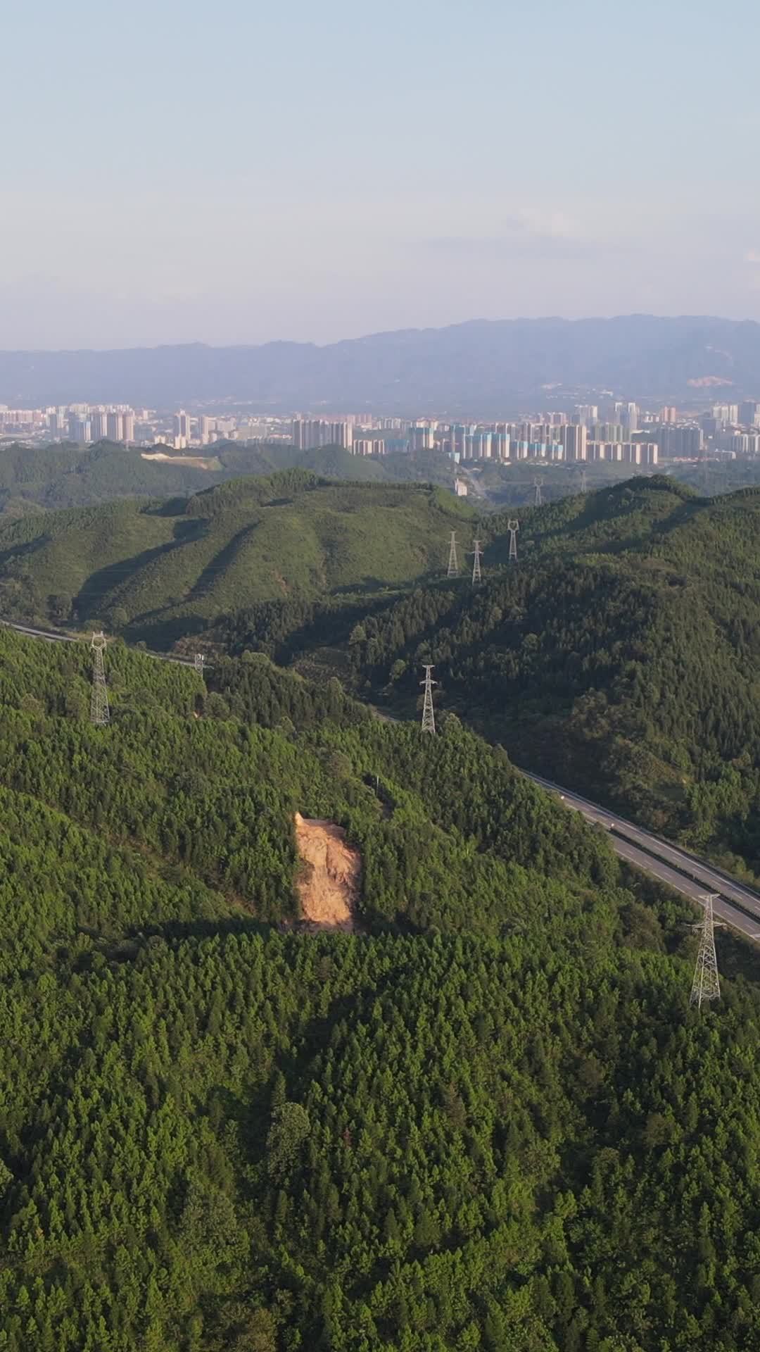 山间公路与城市风光