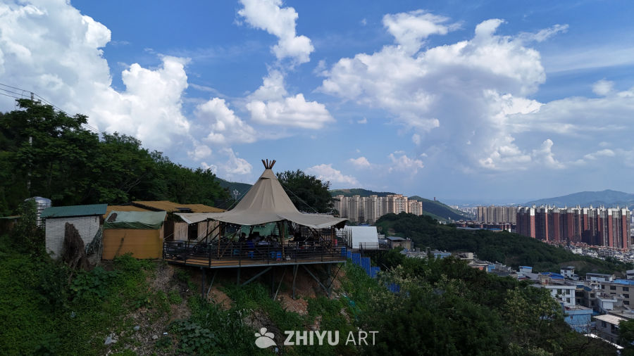 山顶帐篷露营，城市与自然的完美融合