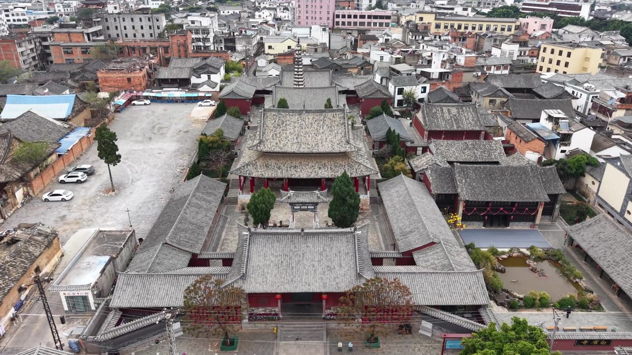 古寺与城市交织的宁静之美