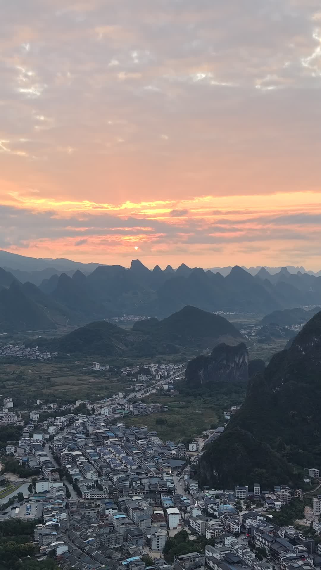 日落下的山水小镇