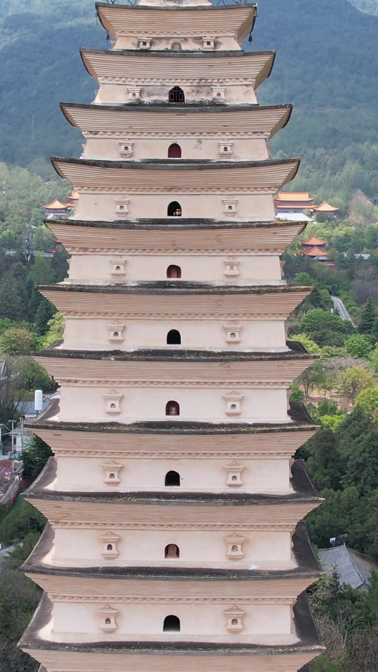 千年古塔静谧山间