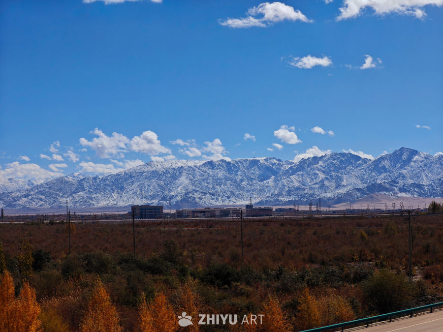 雪山秋景公路图
