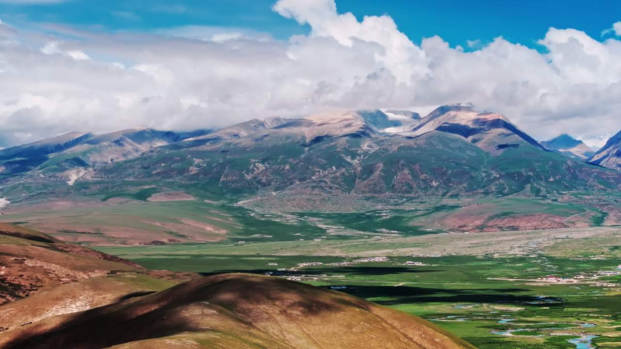 西藏那曲山谷之中草原上的河流自然风光航拍