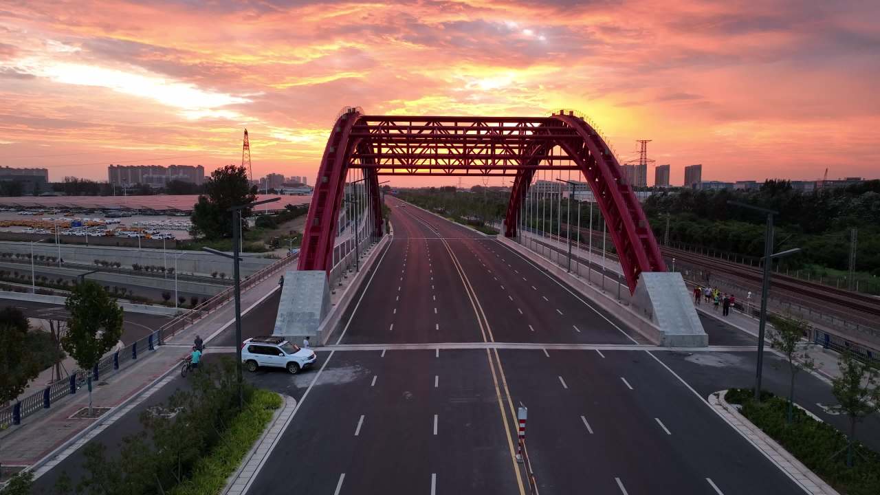 夕阳下的城市桥梁