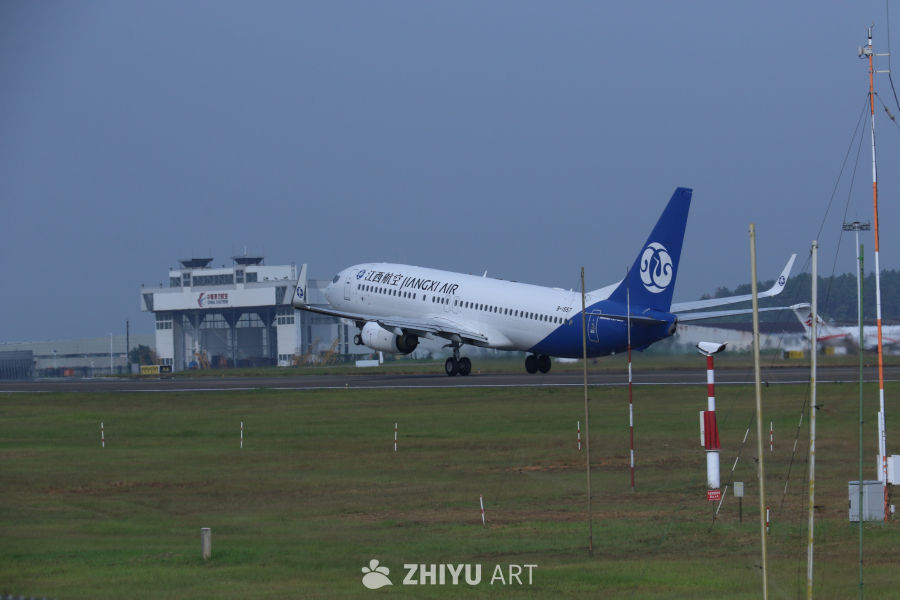 江西航空飞机顺利起飞