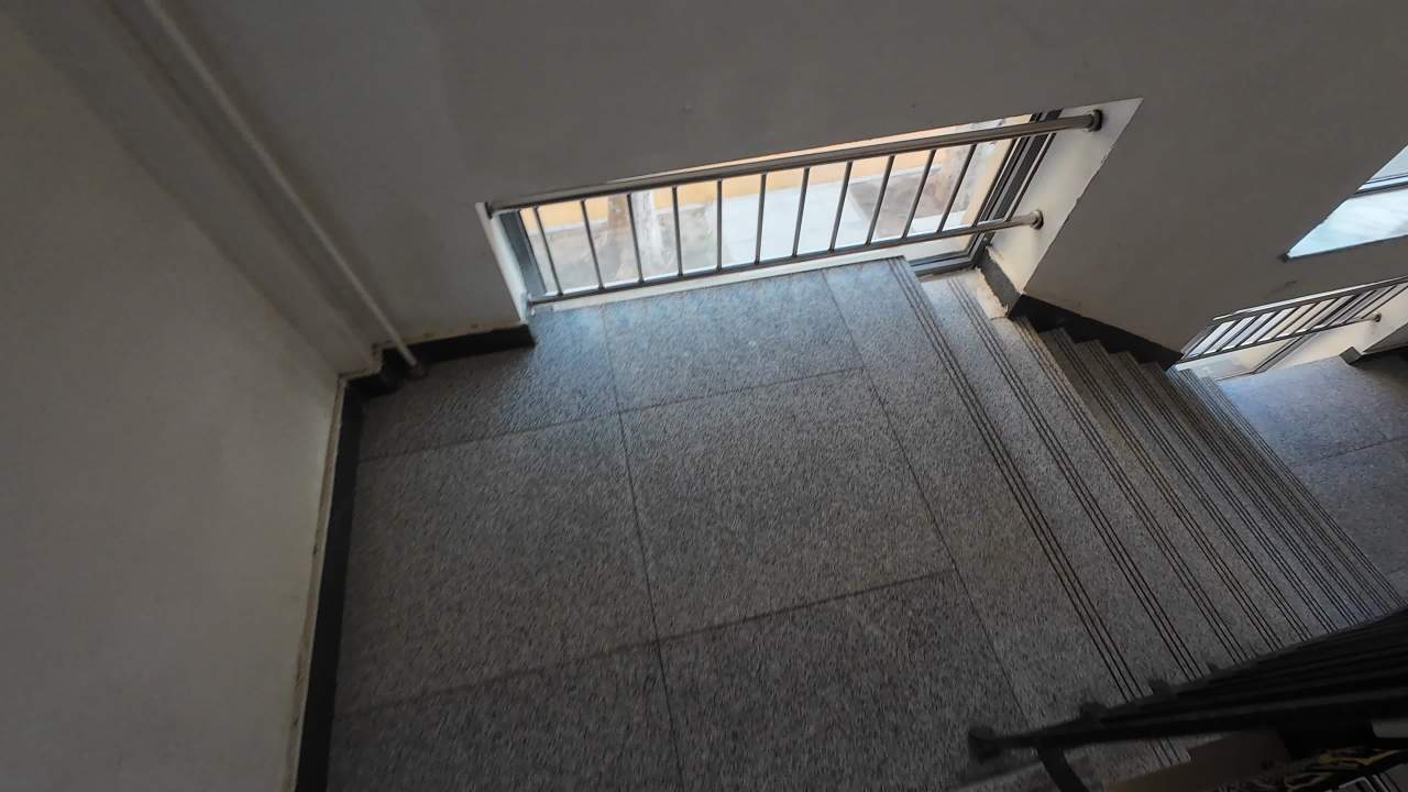 从楼梯步入温馨的餐厅