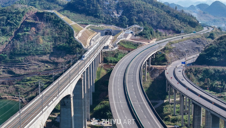 贵州盘兴高铁列车驶过山区 13