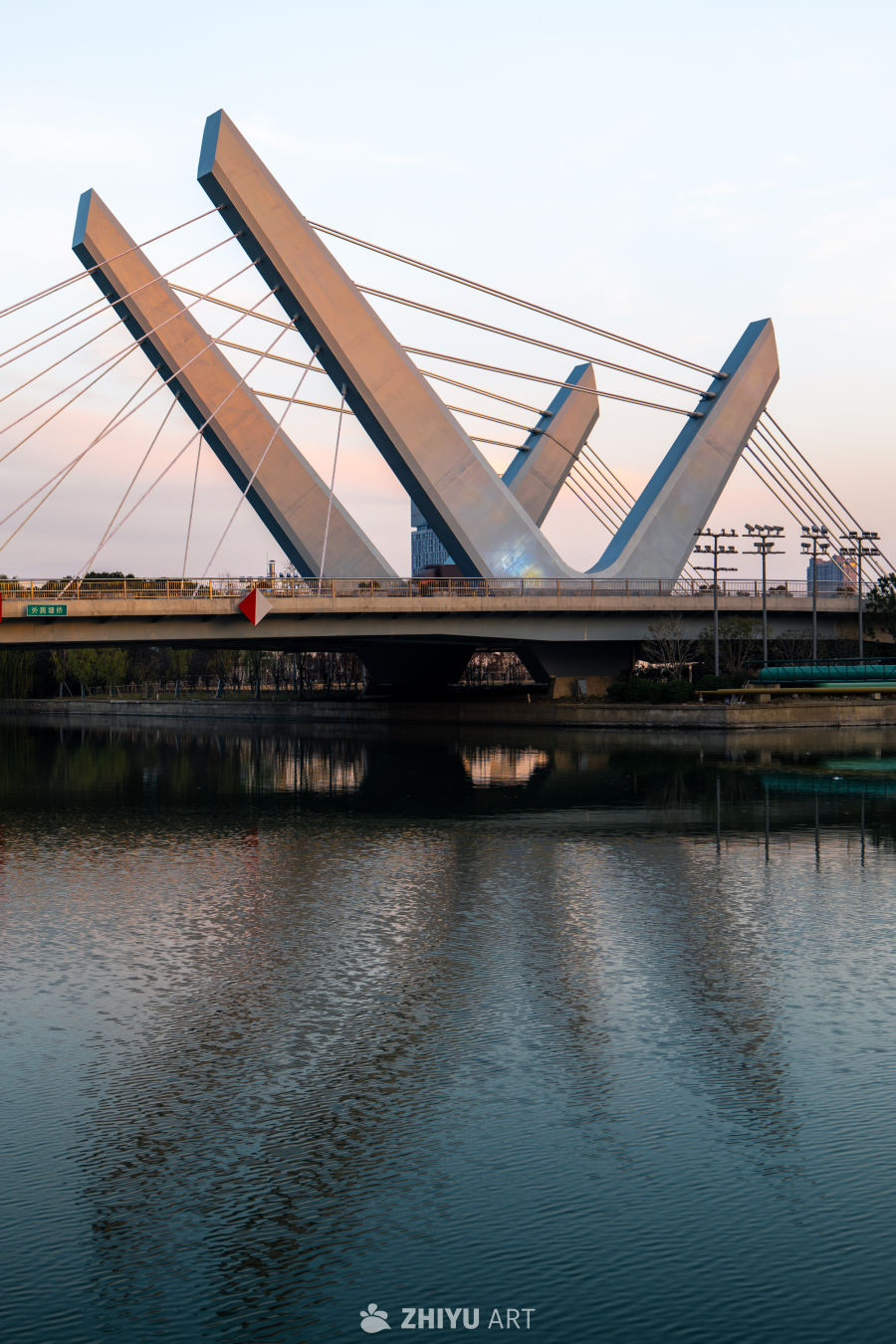 黄昏时分的斜拉桥美景