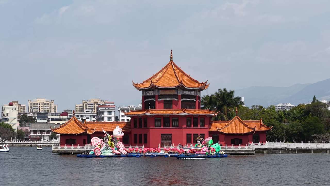 湖畔古建筑与游船