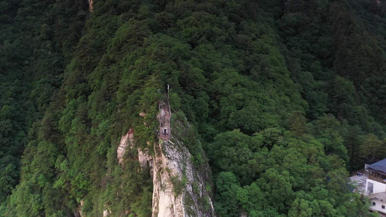 山巅栈道日落