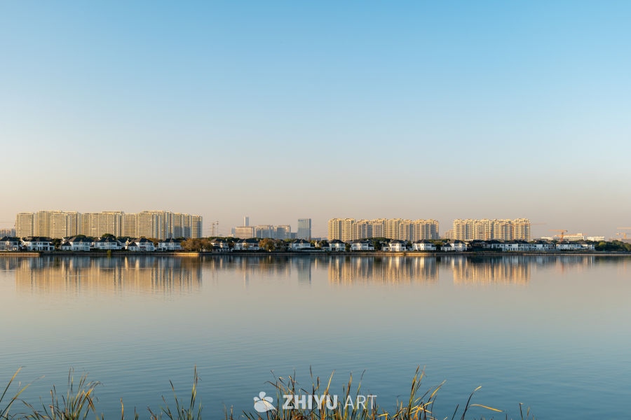 湖畔晨曦：城市与自然的和谐
