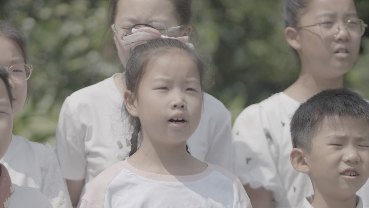 阳光下的孩子们