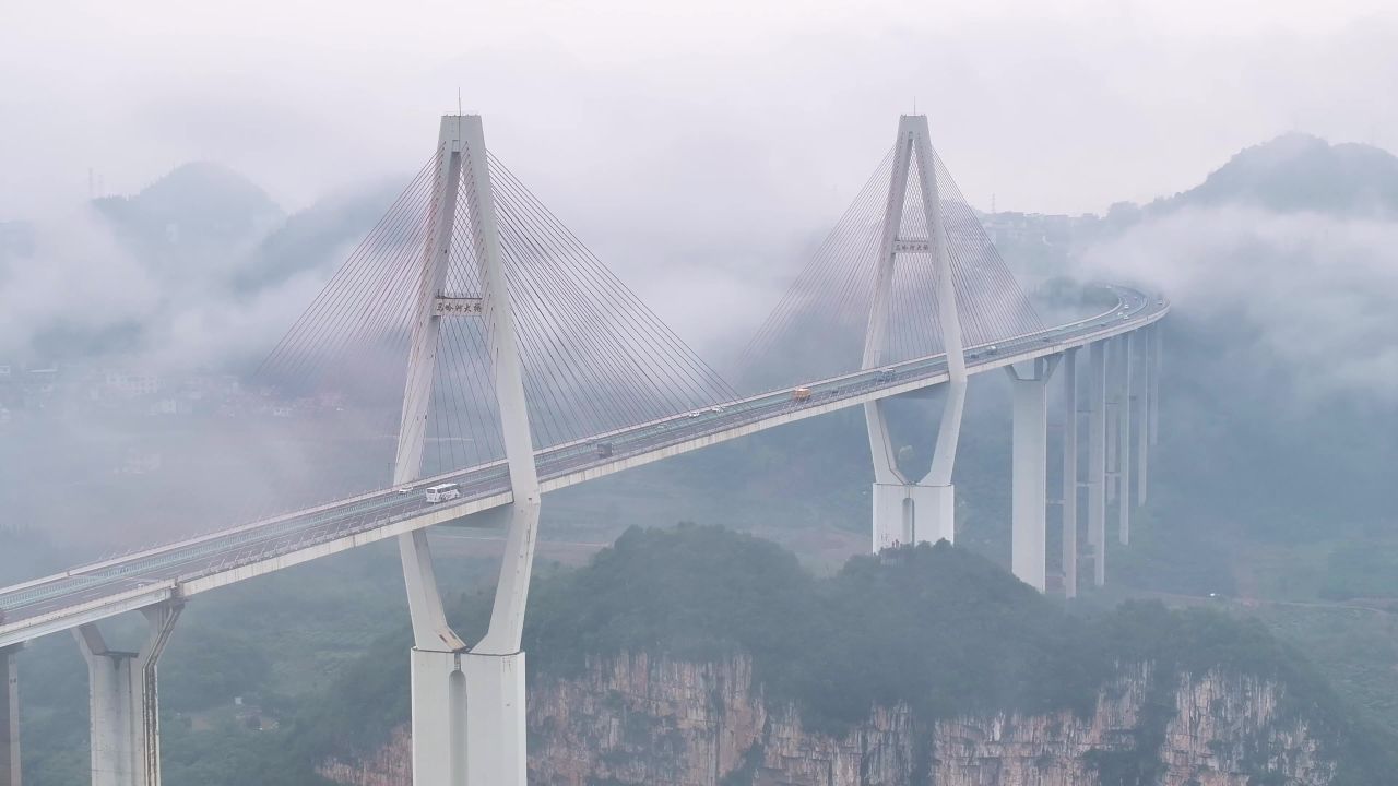 4k航拍云雾中的高速公路大桥