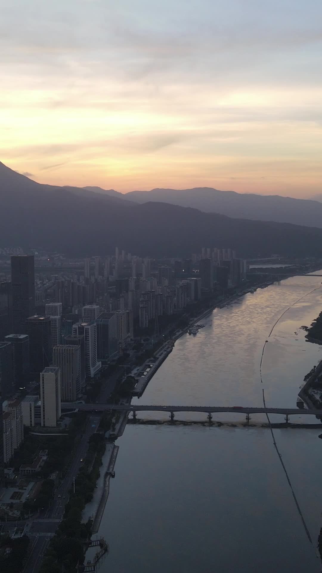 城市日落河畔静谧时光