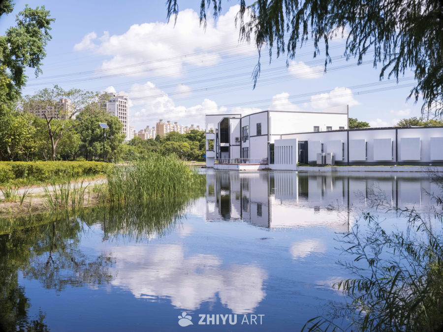 湖畔现代建筑风光