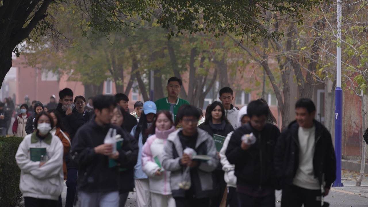 大学生秋天的早晨去上课路上