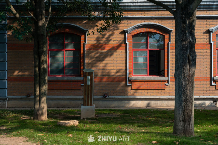 红砖墙与拱窗的静谧时光