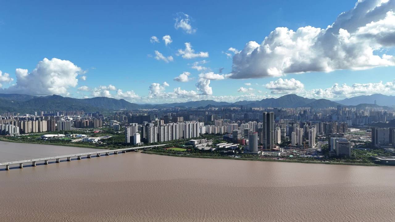 城市河畔的现代风光