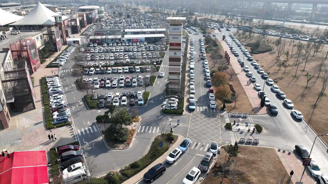 商场停车场全景